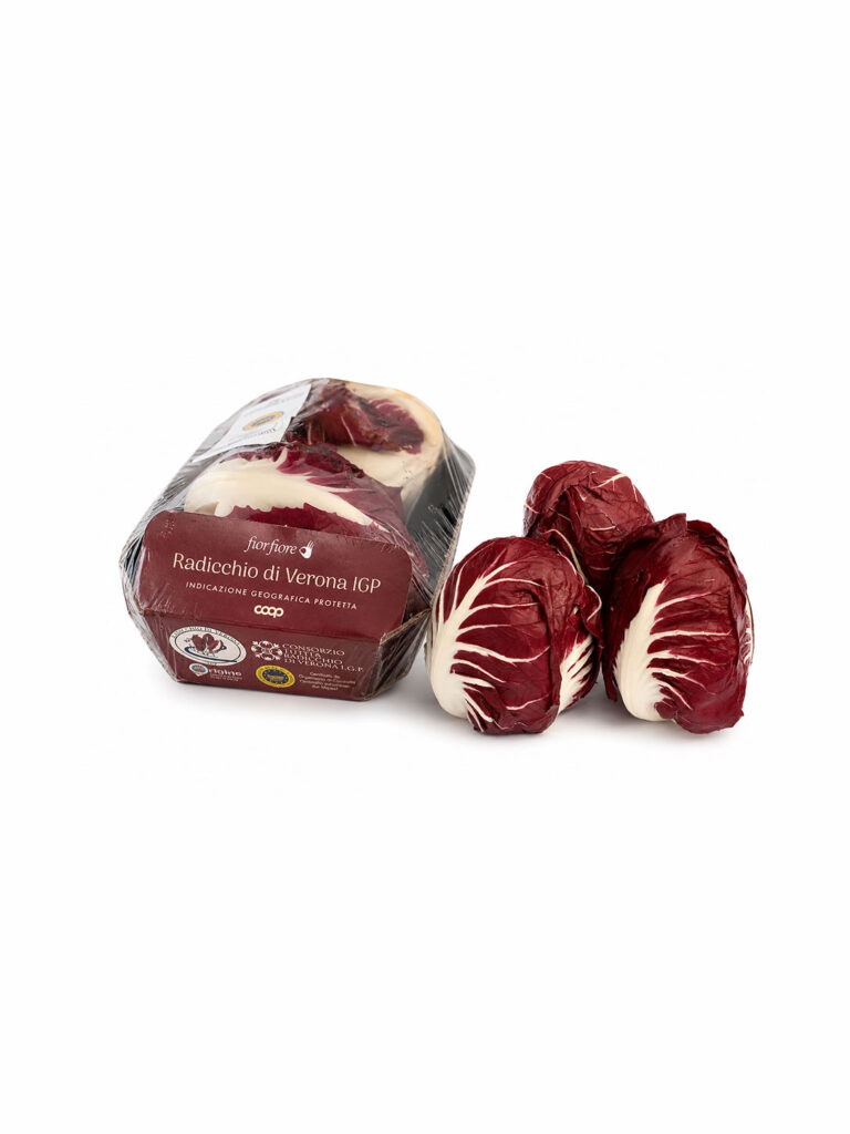 Confezione di Radicchio di Verona IGP accanto a due cespi di radicchio
